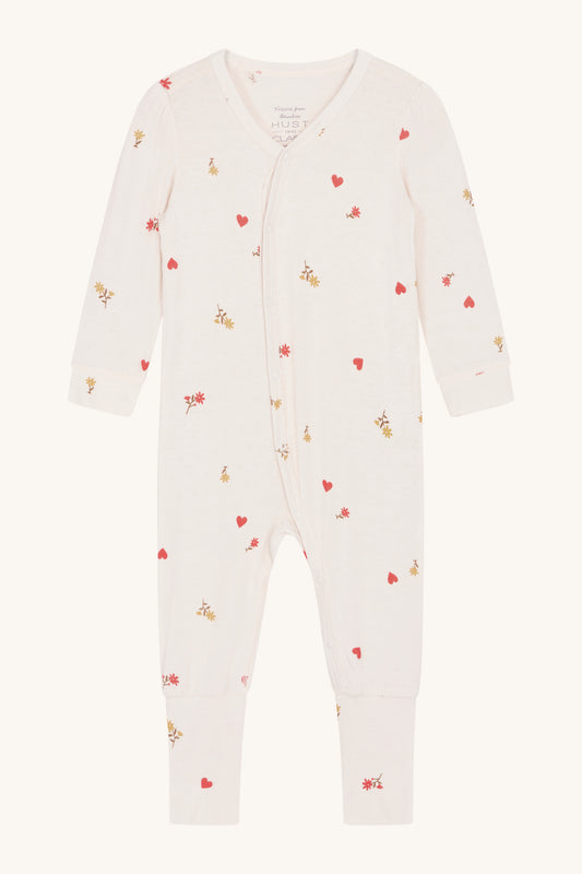 Vorderansicht des Hust & Claire Mulle Stramplers mit zartem Blumen-Print, aus weichem Bambusstoff.