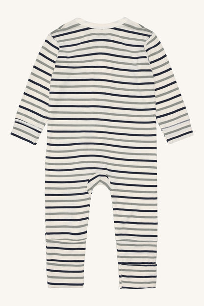 Rückansicht des Hust & Claire Mulle Stramplers mit asymmetrischem Reißverschluss und eleganten Seagrass-Streifen.
