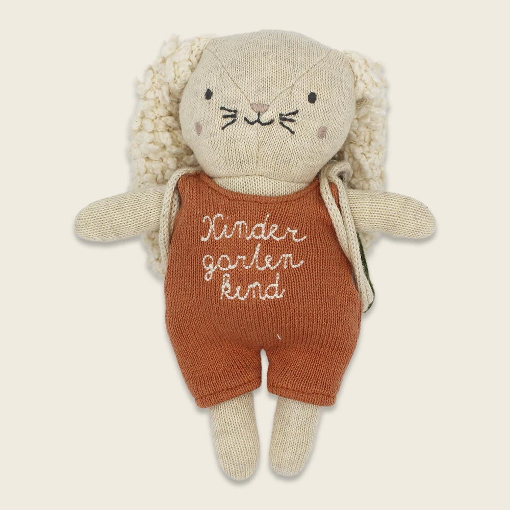 Hase Kindergartenkind von Ava&Yves mit gestreiftem Rucksack Rückseite – zu kaufen im Bärechind Winterthur Zürich Schweiz.