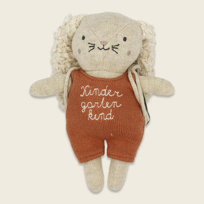 Hase Kindergartenkind von Ava&Yves mit gestreiftem Rucksack Rückseite – zu kaufen im Bärechind Winterthur Zürich Schweiz.