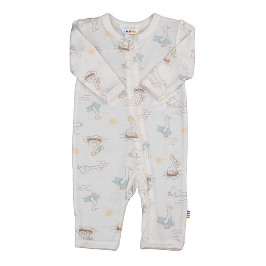 Joha Baby-Strampler mit langen Ärmeln und süssem Gänsemuster, gefertigt aus weichem Material für optimalen Komfort.