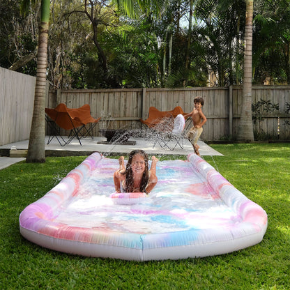 Zwei Kinder spielen gemeinsam auf der Sunnylife Slip n Slide Wasserrutsche im Garten - Bärechind Winterthur