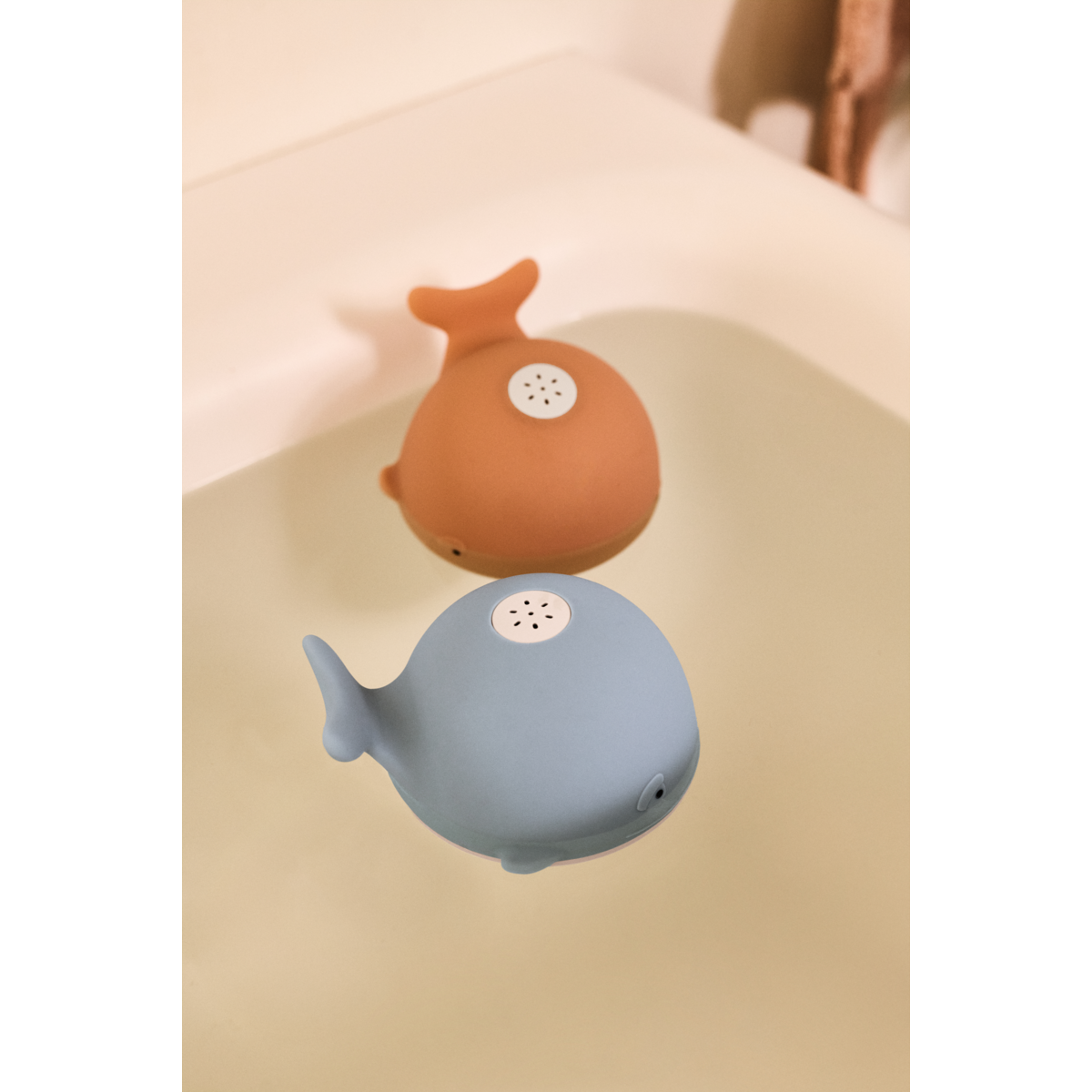 Galen Bath Sprinkler Whale, Pale tuscany