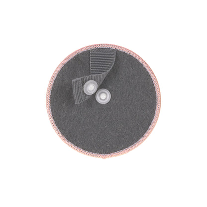 Rueckseite der runden Laessig Pferd-Patch mit grauem Stoff und Druckknoepfen zur Befestigung.