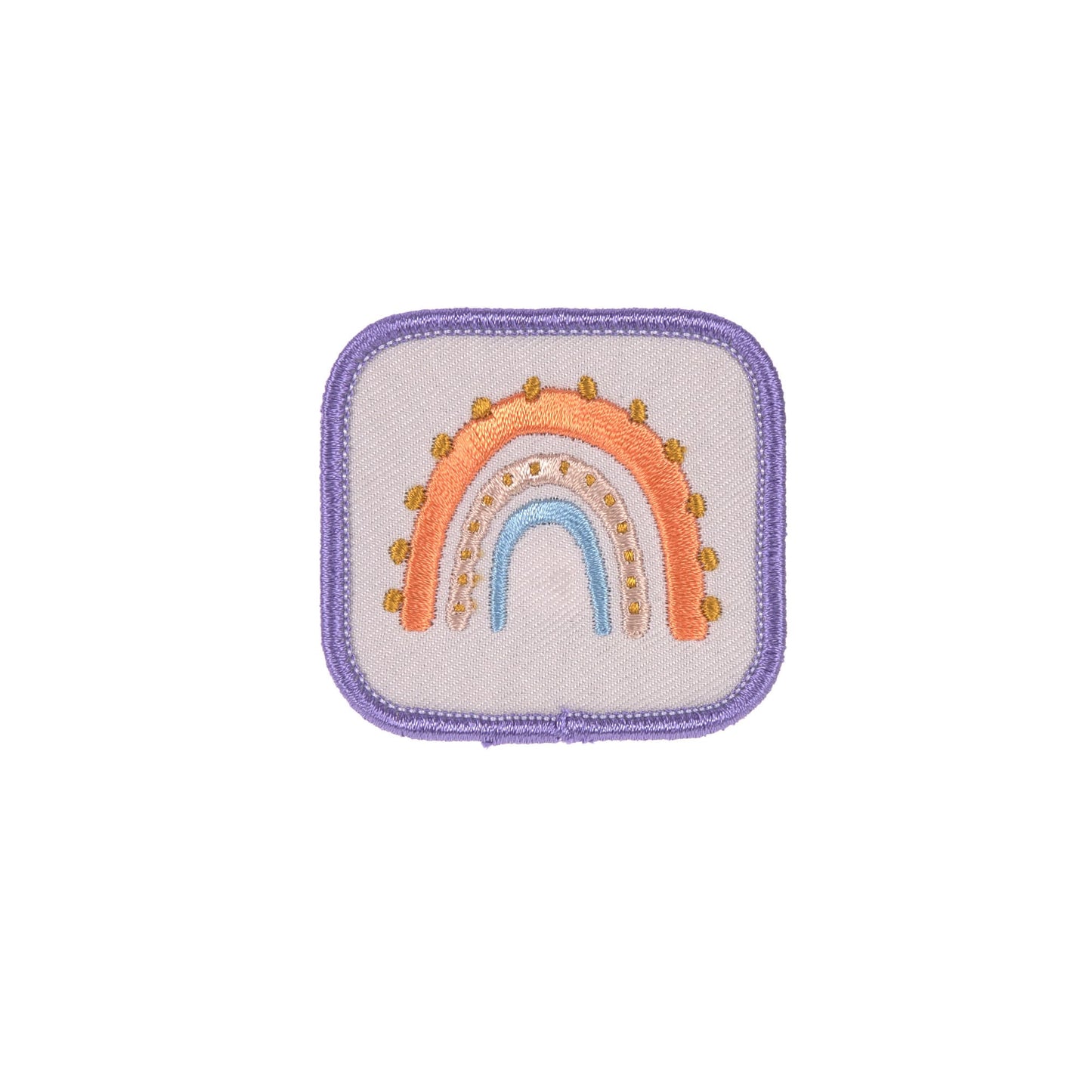 Quadratische Patch mit gesticktem Regenbogen-Motiv in Blau, Pfirsich und Orange, umrahmt von einem lilafarbenen Rand.
