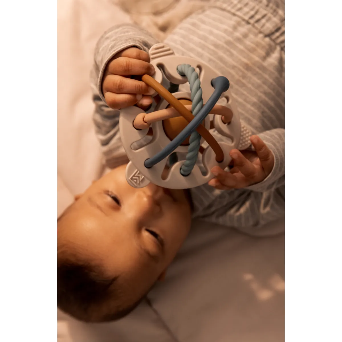Baby hält die Hakim Silicone Rassel von Liewood– einfache Handhabung für kleine Hände