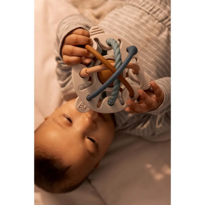 Baby hält die Hakim Silicone Rassel von Liewood– einfache Handhabung für kleine Hände