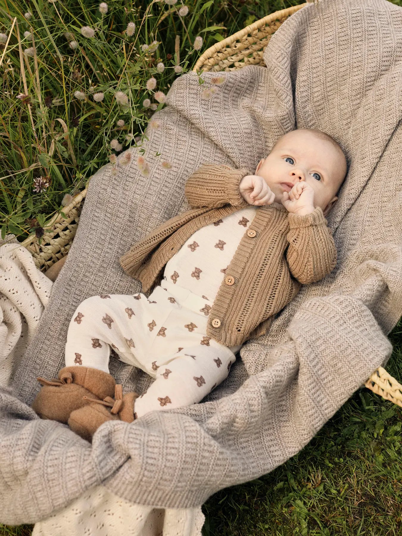 Baby trägt den weichen Lil' Atelier Wickelbody mit Teddymuster – aufgenommen in Winterthur, Zürich, Schweiz.