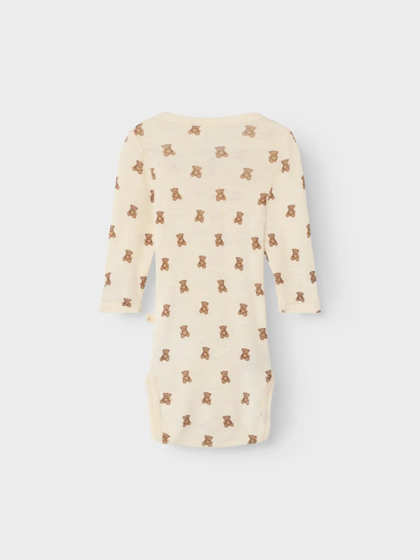 Gemütlich eingekuscheltes Baby im Lil' Atelier Wickelbody mit süssen Bären – bei uns in Winterthur, Zürich, Schweiz.