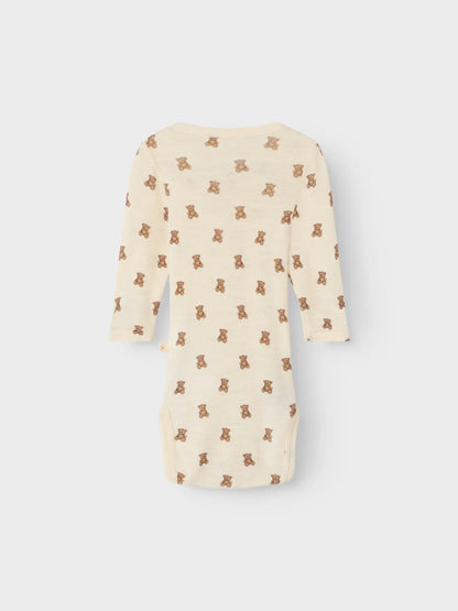 Gemütlich eingekuscheltes Baby im Lil' Atelier Wickelbody mit süssen Bären – bei uns in Winterthur, Zürich, Schweiz.