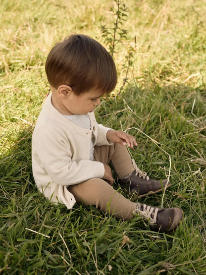 In Winterthur findest du diese schlichte Baby Leggings von Lil' Atelier aus 100% Merinowolle.

