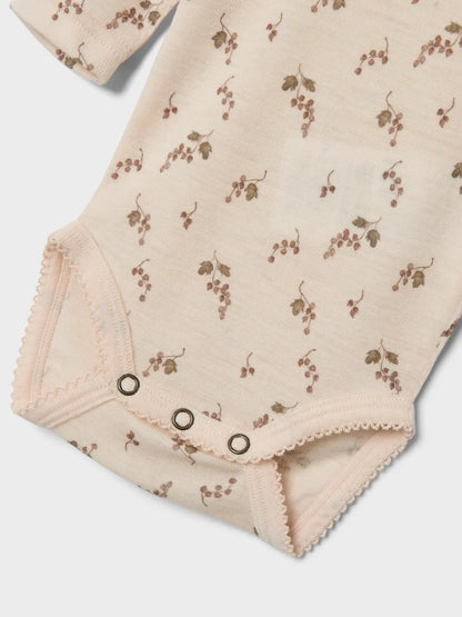 Die Detailaufnahme zeigt den unteren Teil des Lil' Atelier Bodys mit feinem Traubenmuster aus Winterthur.