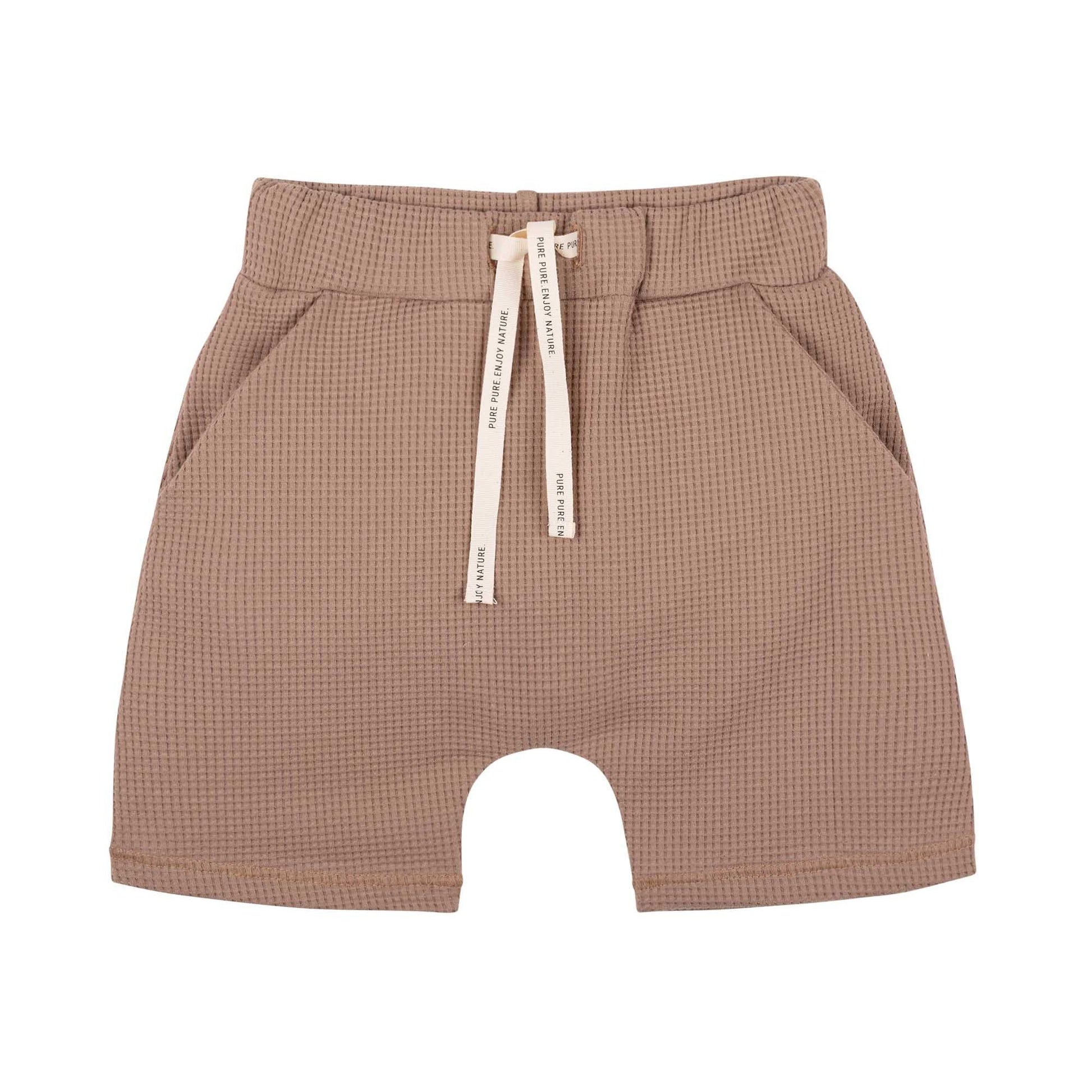 Mini-Hose aus GOTS-zertifizierter Waffel-Baumwolle in Taupe – nachhaltig produziert von Pure Pure by Bauer, erhältlich in Winterthur, Zürich.