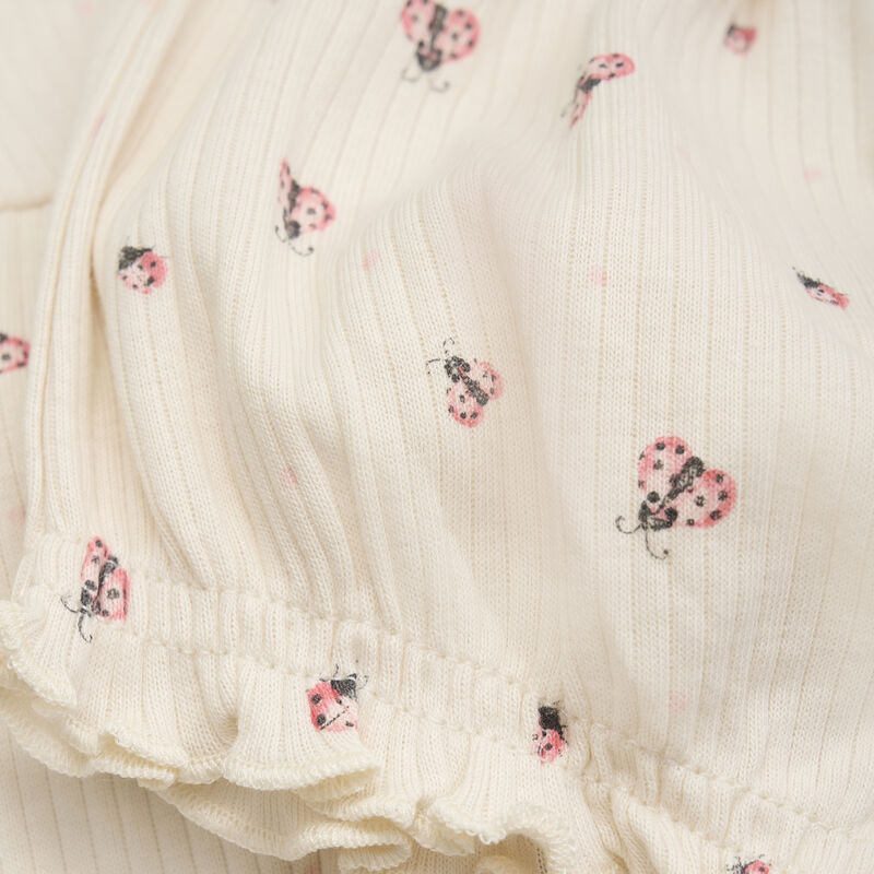 Nahaufnahme der Shorts aus dem Minymo Schlafanzug-Set mit elastischem Abschluss und Marienkäfer-Print.