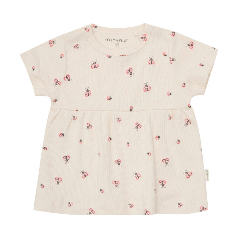 Detailaufnahme des T-Shirts aus dem Minymo Schlafanzug-Set mit süßem Marienkäfer-Print und verdeckten Druckknöpfen.