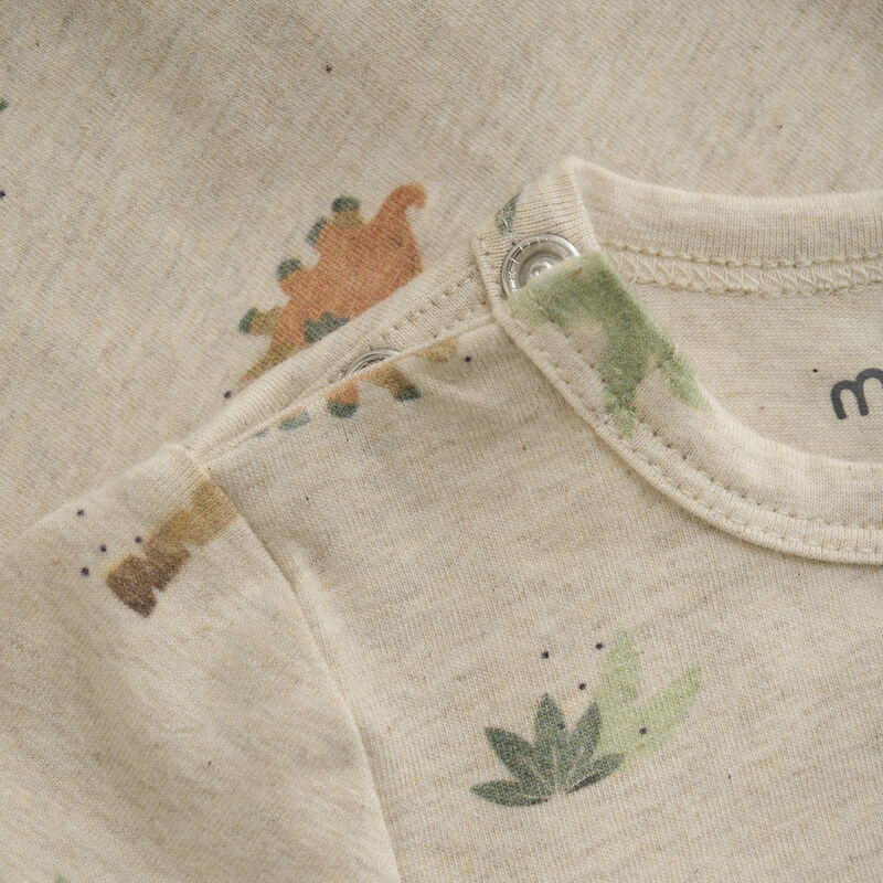 Nahaufnahme des Dino-Prints und der Druckknöpfe am Minymo Dino Body, aus nachhaltigem Material.