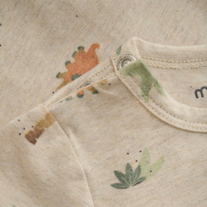 Nahaufnahme des Dino-Prints und der Druckknöpfe am Minymo Dino Body, aus nachhaltigem Material.