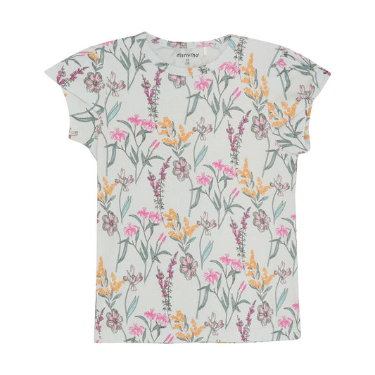 Vorderansicht des Minymo T-Shirts mit Allover-Blumenmuster in zarten Farben, aus weicher Baumwoll- und Modal-Mischung.