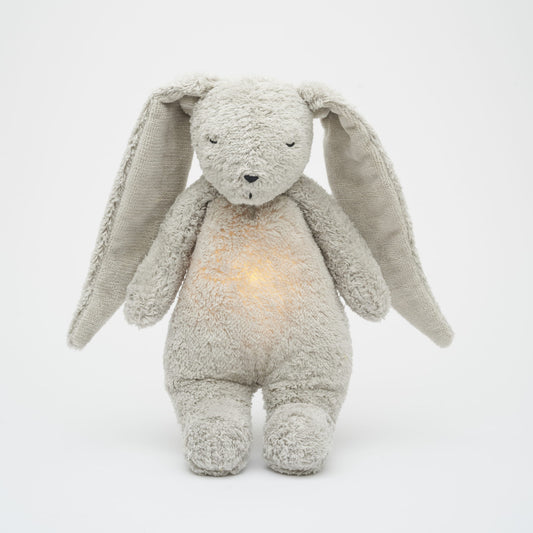 Der Moonie Hase hilft deinem Kind mit beruhigenden Geräuschen beim Einschlafen und weiter Schlafen.