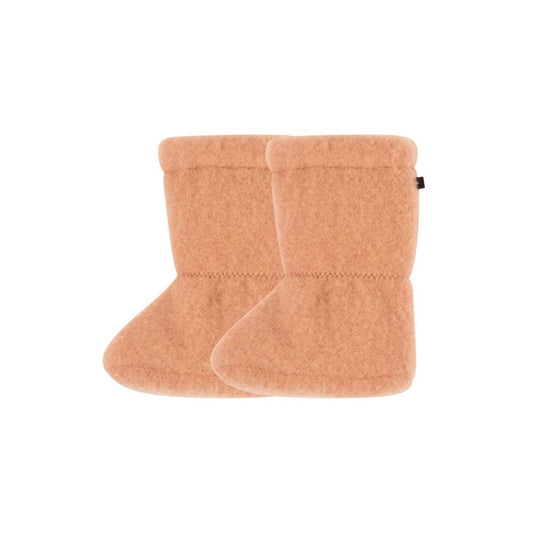 Die Baby Füsslinge von PurePure aus Merinowolle in Apricot halten kleine Babyfüsse angenehm warm und sind im Bärechind Winterthur erhältlich.