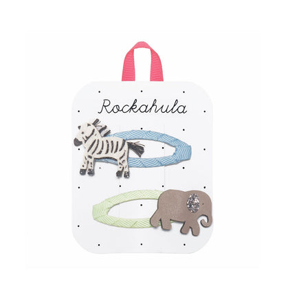 Zwei Haarspangen Safari Freunde – eine funkelnde Zebra-Haarspange auf blauem Band und eine glitzernde Elefanten-Haarspange auf hellgrünem Band, perfekt für Kinder und nachhaltige Modefans