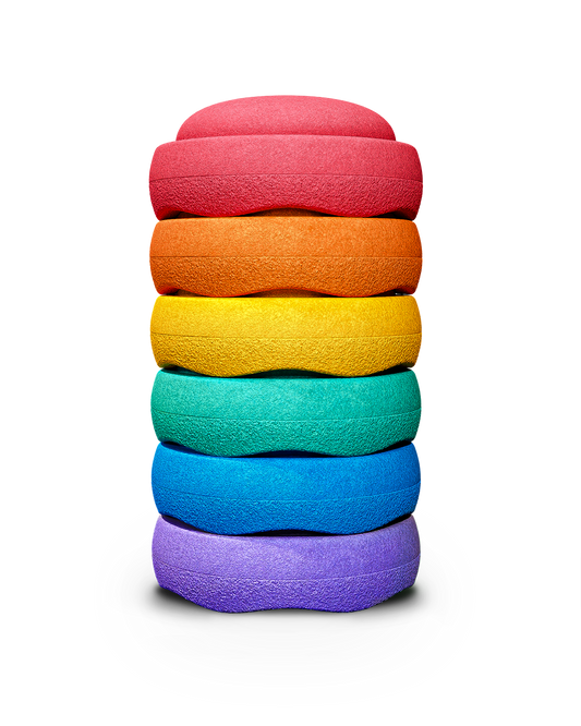 Das farbenfrohe Stapelstein Rainbow Set – ein kreatives Bewegungsspielzeug für Kinder. Entdecke Stapelstein bei Bärechind in Winterthur, Zürich – nachhaltig, langlebig und vielseitig einsetzbar.