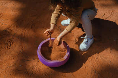 Stapelstein Violett im fantasievollen Einsatz – robust, sicher und ideal für kreative Spielsituationen. Erhältlich im Bärechind in Winterthur.