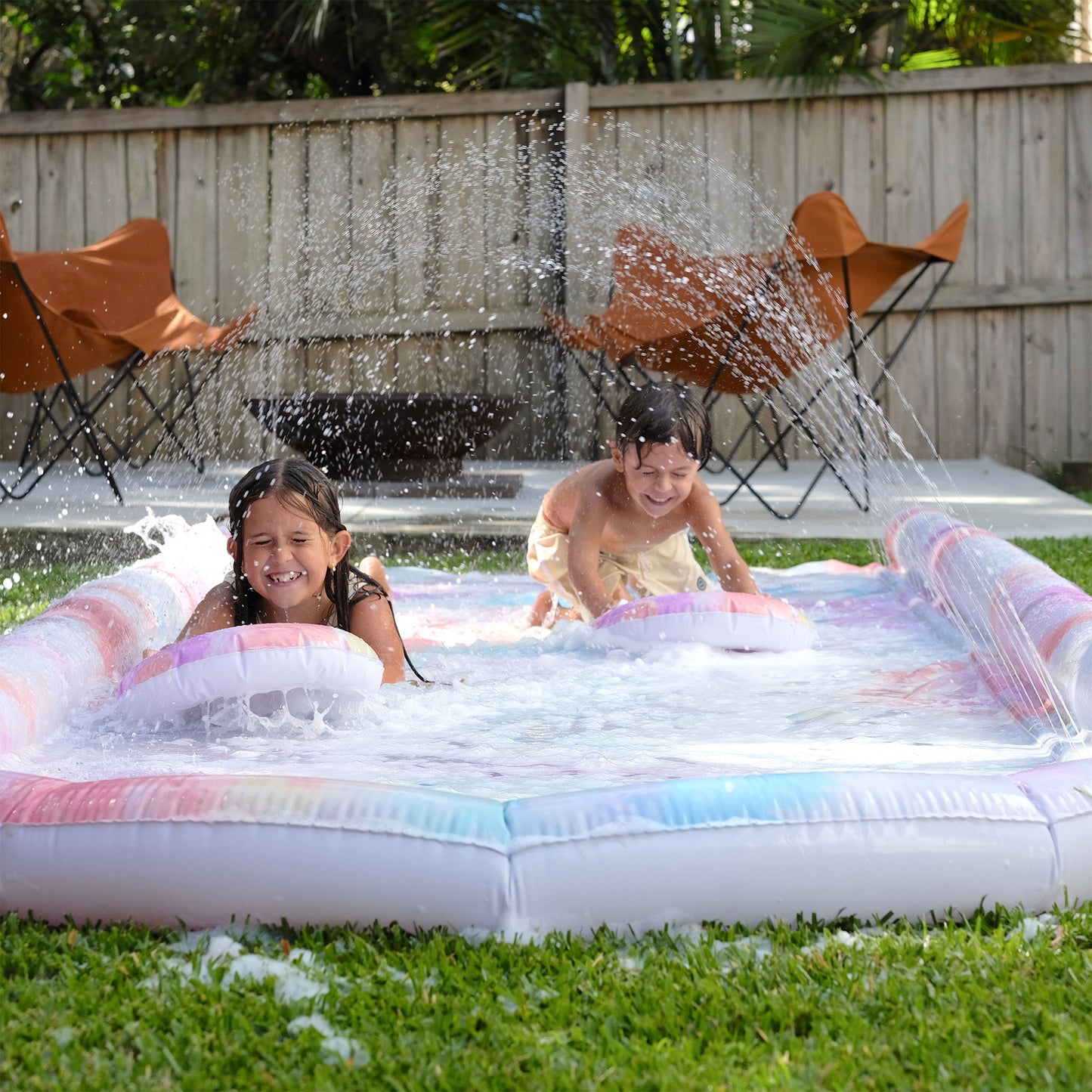 Sunnylife Slip Slide und Bodyboard Set Tie Dye, aufgebaut und startklar im Garten 