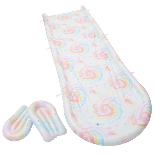 Sunnylife Slip n Slide Wasserrutsche mit Bodyboard Tie Dye, Kind rutscht lachend über die Gartenrutschbahn - Bärechind Winterthur
