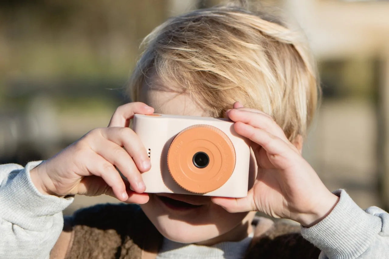 Kind fotografiert mit der The Zoofamily Urban Zoo Kinderkamera Reh im Bärechind Winterthur