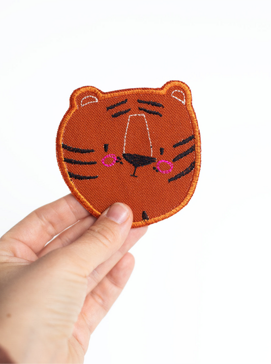 Tiger-Knieflicken von Halfbird – nachhaltiger Aufnäher für Kinderkleidung, erhältlich bei Bärechind in Winterthur, Zürich, Schweiz.