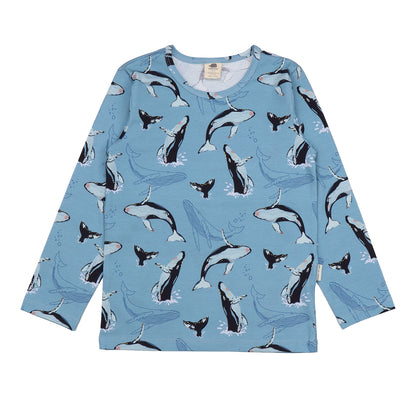 Blaues Langarmshirt mit Wal-Muster aus Bio-Baumwolle – erhältlich bei Bärechind in Winterthur, Zürich, Schweiz.