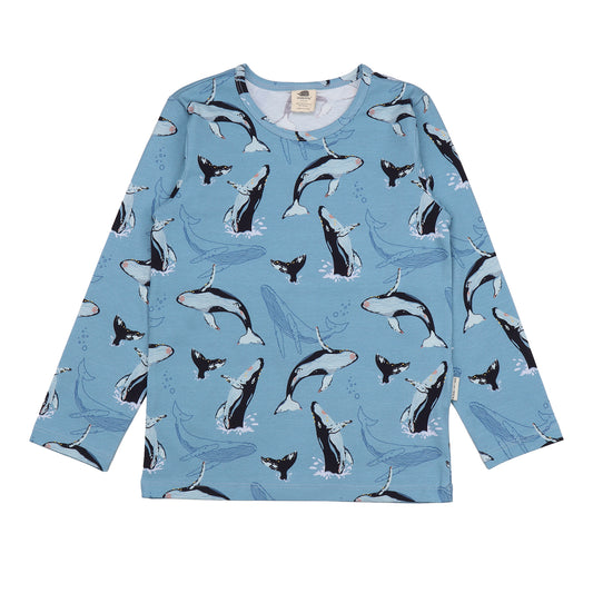 Blaues Langarmshirt mit Wal-Muster aus Bio-Baumwolle – erhältlich bei Bärechind in Winterthur, Zürich, Schweiz.