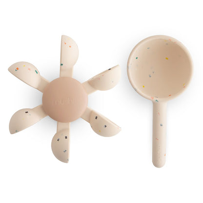 Mushie Wasserrad Badespielzeug mit Saugnapf und Schöpfer