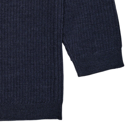 Nahaufnahme vom Ärmel des navy Merino Strickpullovers für Kinder, erhältlich bei Bärechind Winterthur Zürich Schweiz.