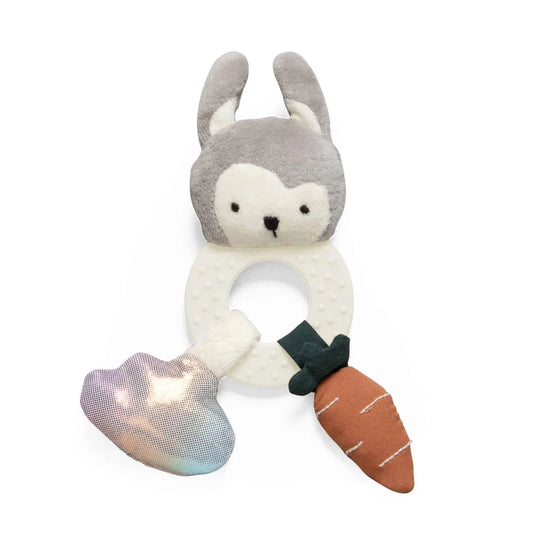 Aktivitäts-Rassel Siggy das Kaninchen von Sebra mit sensorischen Details, darunter eine Karotte und ein Blatt, aus der Woodland-Kollektion.