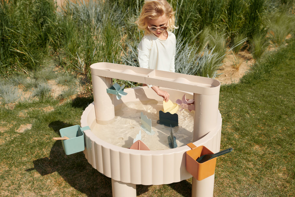 Liewood Aktivitätstisch Sepp im Garten bei Bärechind Winterthur, Zürich, Schweiz als vielseitiger Wasser- und Spieltisch für Kinder.