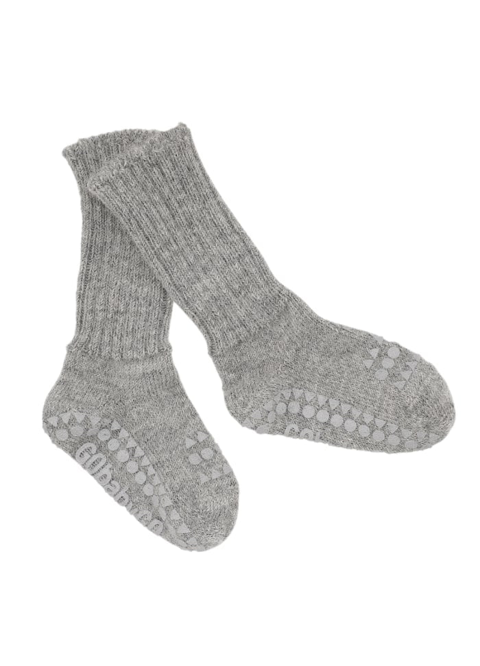 Weiche Baby-Wollsocken aus Alpakawolle mit Anti-Rutsch-Noppen von GoBabyGo – liegend abgebildet
