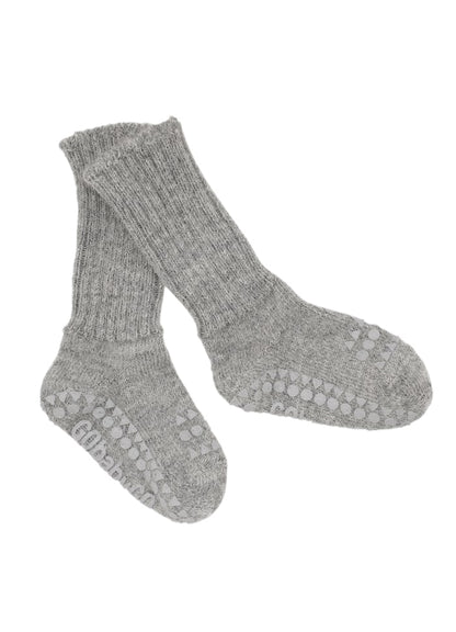 Weiche Baby-Wollsocken aus Alpakawolle mit Anti-Rutsch-Noppen von GoBabyGo – liegend abgebildet