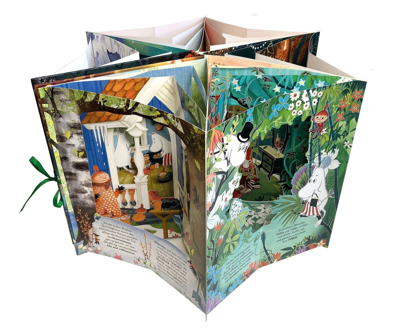 Aufgeklapptes 3D Karussell aus stabilem Papier mit mehreren Muminszenen zum Aufstellen