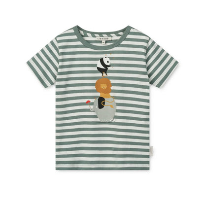 Apia Kurzarm-T-Shirt aus GOTS-zertifizierter Bio-Baumwolle mit verspieltem Print – Weiches, atmungsaktives Kinder-T-Shirt für den Alltag. Erhältlich in Winterthur, Zürich, Schweiz.
