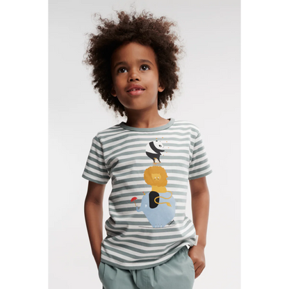 Kind trägt Apia Kurzarm-T-Shirt mit verspieltem Print – Bequemes, hautfreundliches Kinder-T-Shirt aus Bio-Baumwolle. Perfekt für den Alltag. Erhältlich in Winterthur, Zürich, Schweiz.