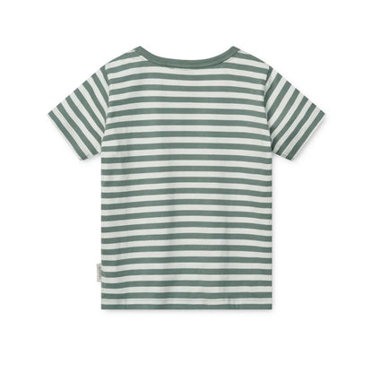 Apia Kinder-T-Shirt Rückseite – Klassisches gestreiftes Design aus GOTS-zertifizierter Bio-Baumwolle. Bequem und nachhaltig. Jetzt in Winterthur, Zürich, Schweiz erhältlich.