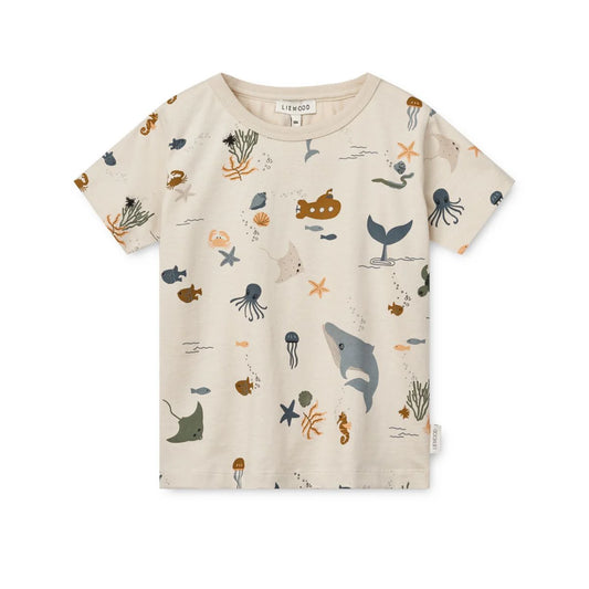 Apia Kurzarm-T-Shirt mit Meeresmotiv – Hergestellt aus GOTS-zertifizierter Bio-Baumwolle. Bequemes und nachhaltiges Kinder-T-Shirt. Erhältlich in Winterthur, Zürich, Schweiz.