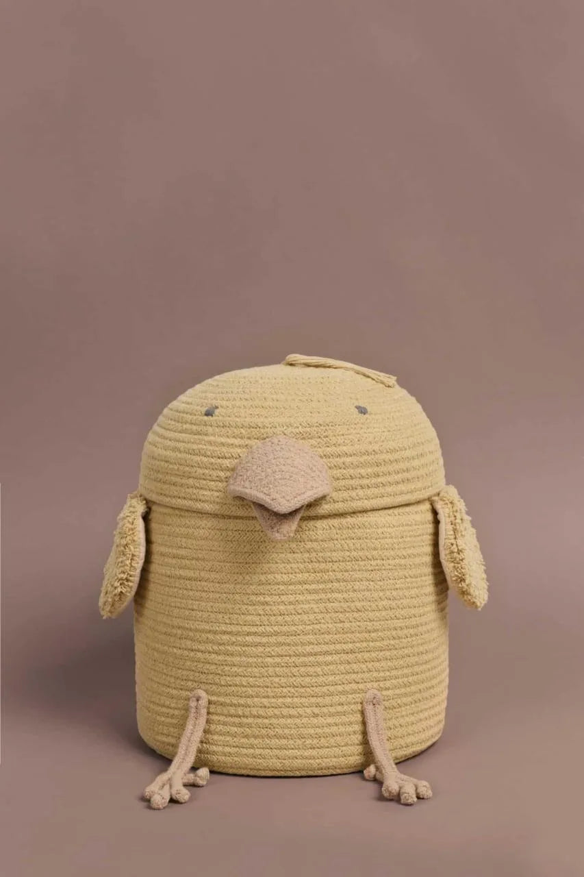 Aufbewahrungskorb Charlie the Chicken von Lorena Canals, frontal fotografiert. Bärechind Winterthur Zürich Schweiz.