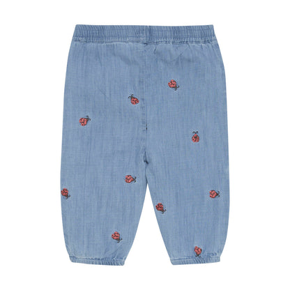Rückansicht der Baby-Jeans mit elastischem Bund und lockerer Passform für maximalen Komfort
