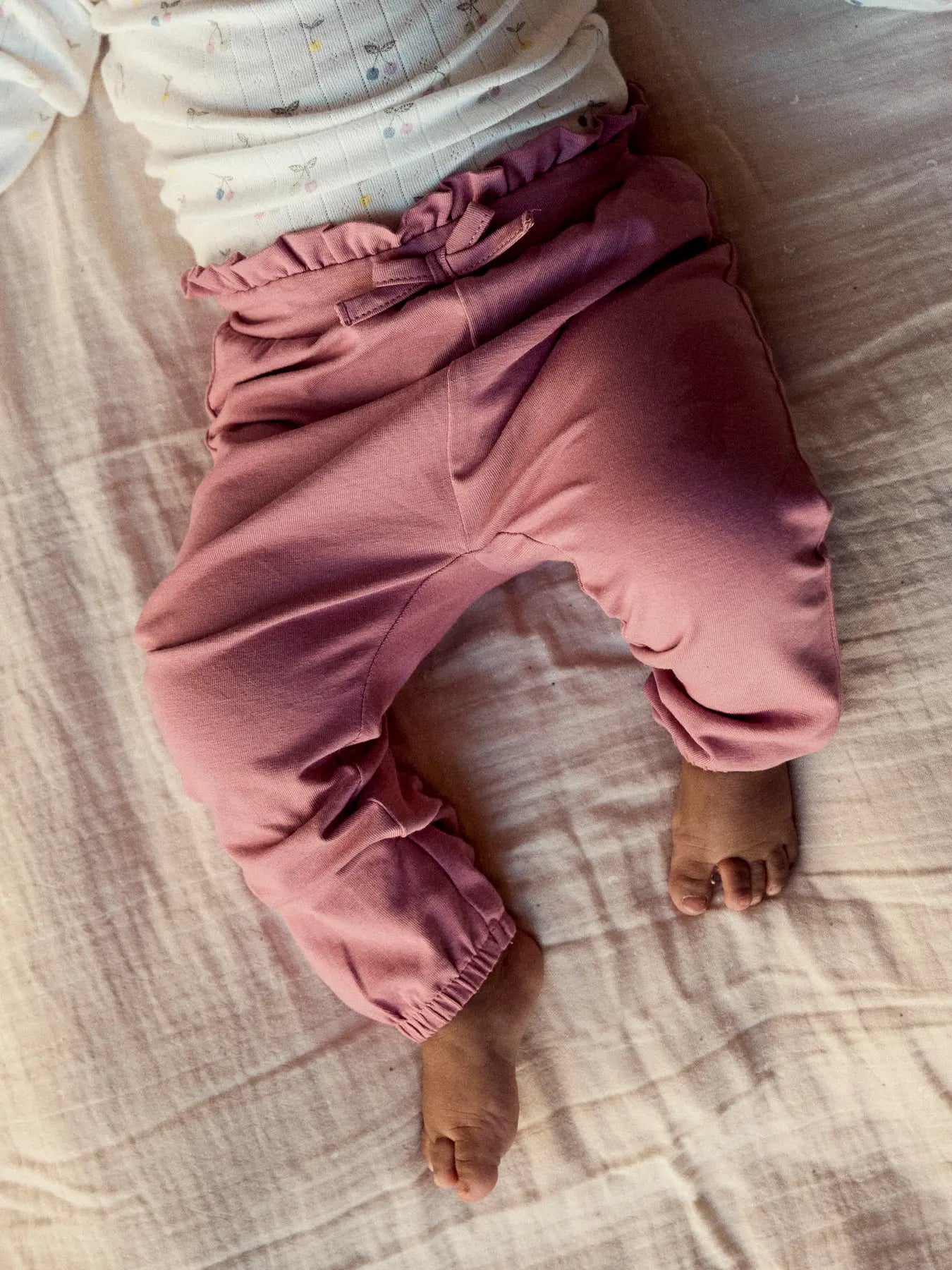 Baby trägt altrosa Jogginghose mit Rüschenbund von Bärechind Kinderladen Winterthur Zürich Schweiz