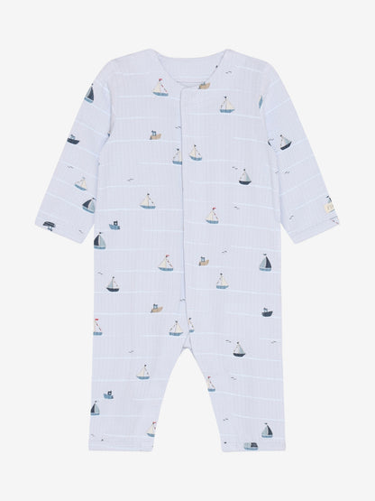 Hellblauer Baby Overall aus Baumwolle mit Segelboot Muster, erhältlich im Bärechind Kinderladen Winterthur Zürich Schweiz
