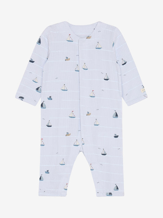 Hellblauer Baby Overall aus Baumwolle mit Segelboot Muster, erhältlich im Bärechind Kinderladen Winterthur Zürich Schweiz
