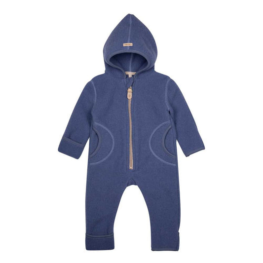 Baby Overall aus Wollfleece in smoke-blue, frontal fotografiert. Pure Pure by Bauer, Bärechind Winterthur Zürich Schweiz.